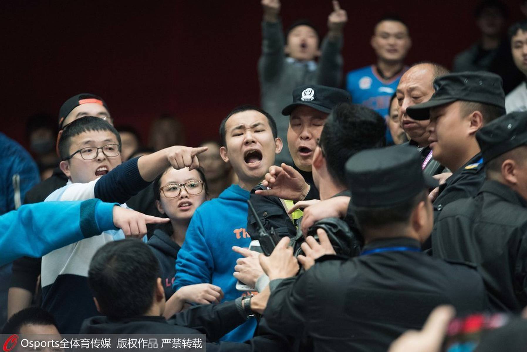 熊猫体育下载-四川队员爆发冲突，遭到处罚