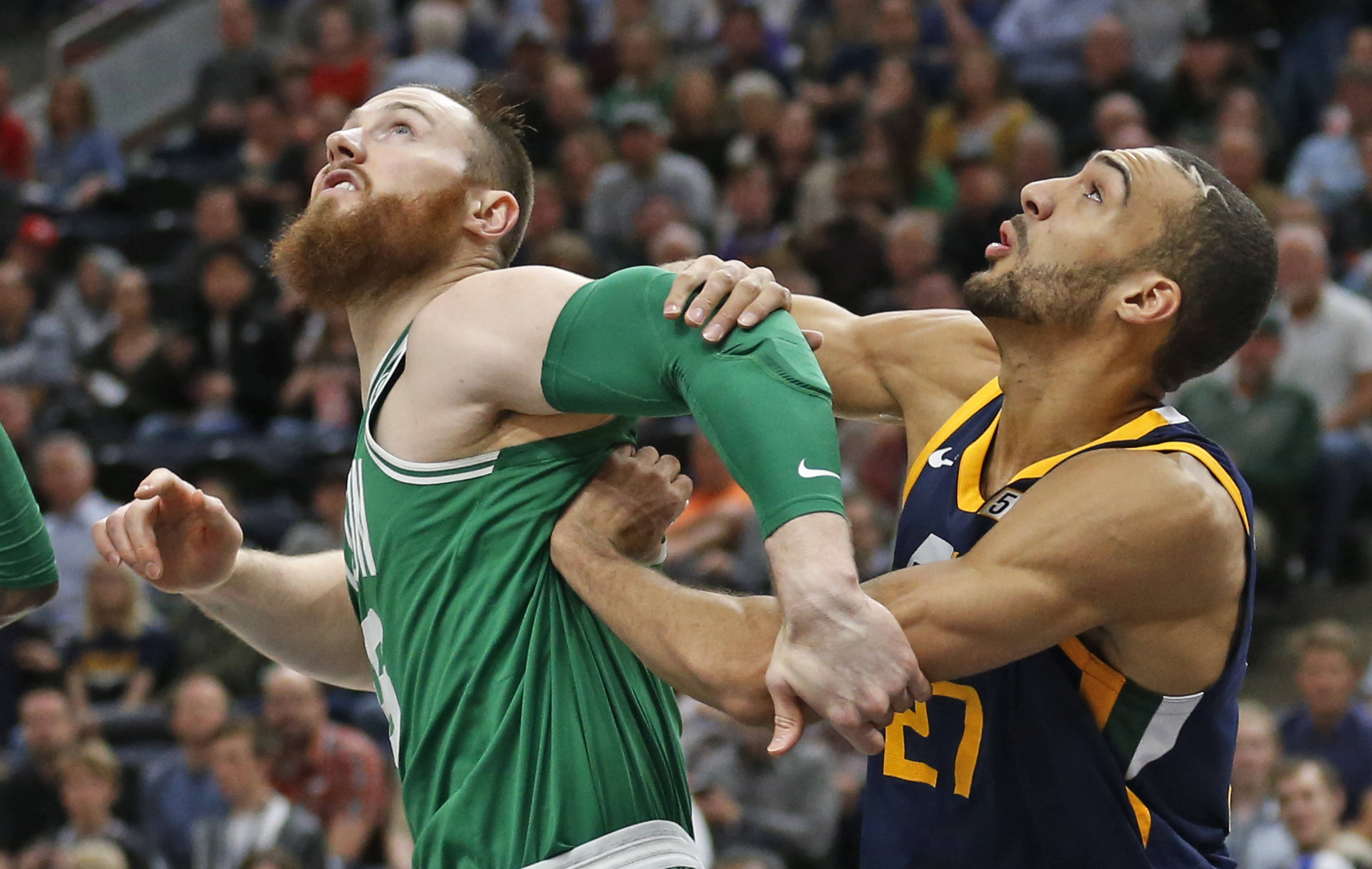 雷霆主场惊险击败凯尔特人,取得翻盘 雷霆主场惊险击败凯尔特人,取得翻盘