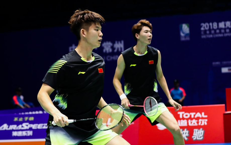 欧预赛对决势均力敌，球员争分夺秒