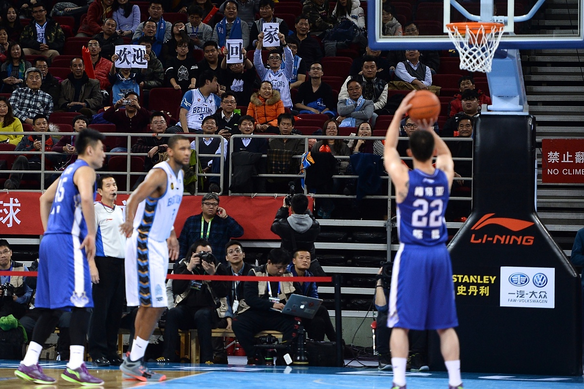 球员们在赛场上展现出色表现 球员们在赛场上展现出色表现