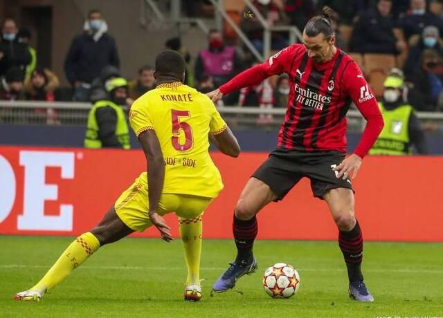 包含AC米兰取得一场关键胜利，重返榜首的词条